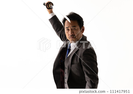 一個穿著西裝拿著劍的男人的剪影 111417951