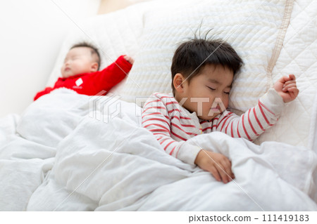 兩個嬰兒和一個正在午睡的嬰兒 111419183