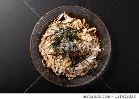 Spicy chilled soba noodles with chicken breast and green onions 111419338