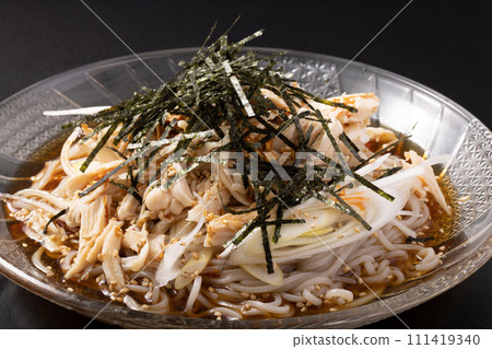 Spicy chilled soba noodles with chicken breast and green onions 111419340