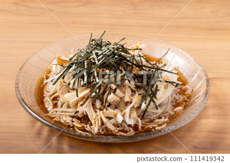 辣味冷蕎麥麵配雞胸肉和蔥 111419342