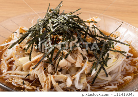 Spicy chilled soba noodles with chicken breast and green onions 111419343