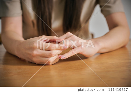女人的手摘下結婚戒指 111419817
