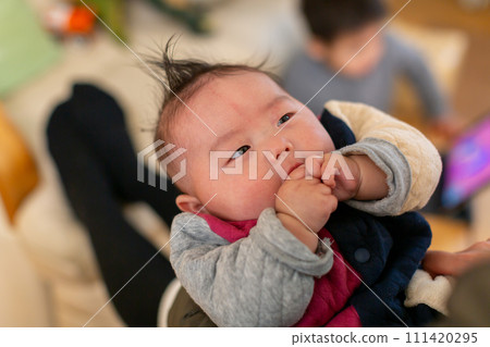 微笑的 4 個月大嬰兒和母親 微笑的 4 個月大嬰兒和母親 111420295