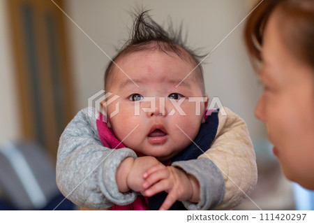 微笑的 4 個月大嬰兒和母親 111420297