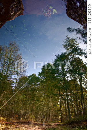 A rock arch, a water lily leaf in the sky, which is an illusion 111420309