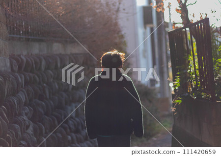 沐浴午後陽光的男孩的後視圖 沐浴午後陽光的男孩的後視圖 111420659