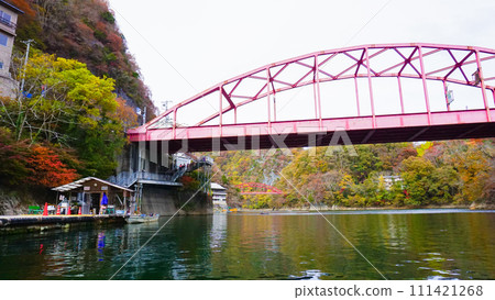 Pleasure boat and autumn leaves at Taishaku Gorge 111421268