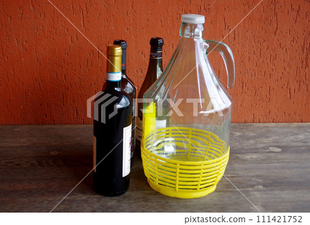 wine storage bottles and wine glass storage bottles 111421752