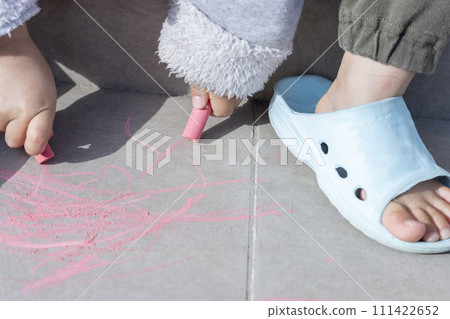 Hands of a child scribbling with chalk (girl, 3 years old, Japanese) Hands of a child scribbling with chalk (girl, 3 years old, Japanese) 111422652