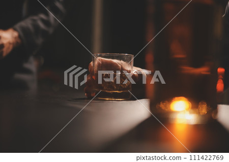 Celebration night, pour whiskey into a glass. Give to friends who come to celebrate 111422769