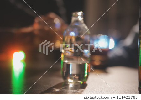 Celebration night, pour whiskey into a glass. Give to friends who come to celebrate 111422785