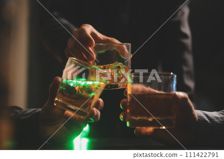 Celebration night, pour whiskey into a glass. Give to friends who come to celebrate Celebration night, pour whiskey into a glass. Give to friends who come to celebrate 111422791