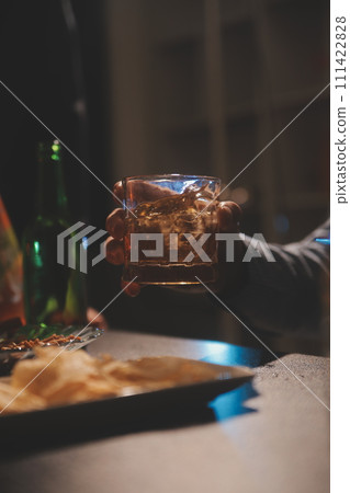Celebration night, pour whiskey into a glass. Give to friends who come to celebrate Celebration night, pour whiskey into a glass. Give to friends who come to celebrate 111422828