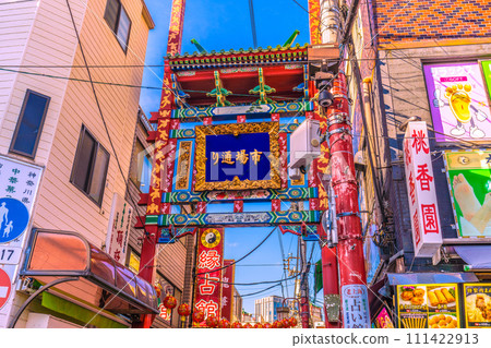 日本橫濱城市景觀二月。從關帝名街一側看到的市場街 日本橫濱城市景觀二月。從關帝名街一側看到的市場街 111422913