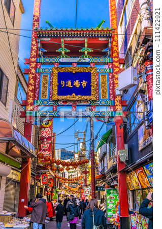 日本橫濱城市景觀二月。從關帝名街一側看到的市場街 日本橫濱城市景觀二月。從關帝名街一側看到的市場街 111422921