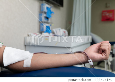 A Person In Gloves Putting A Needle On A Mannequin. 111424160