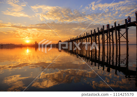 U-Bein Bridge in Mandalay, Myanmar. 111425570