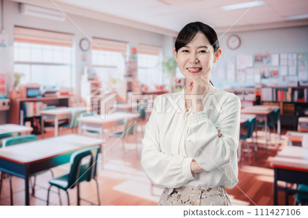 一位女老師在教室工作 一位女老師在教室工作 111427106
