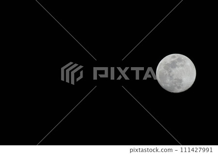 2020年新年第十三夜的月亮漂浮在夜空中 2020年新年第十三夜的月亮漂浮在夜空中 111427991