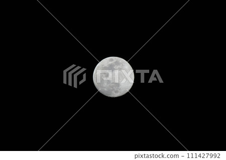 2020年新年第十三夜的月亮漂浮在夜空中 2020年新年第十三夜的月亮漂浮在夜空中 111427992