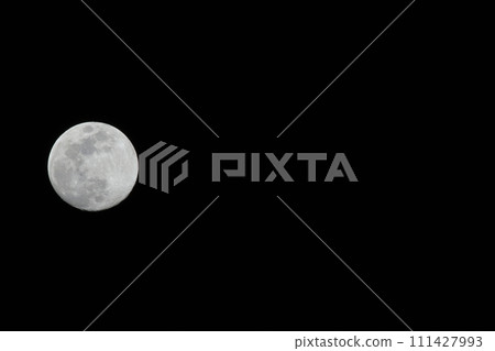 2020年新年第十三夜的月亮漂浮在夜空中 2020年新年第十三夜的月亮漂浮在夜空中 111427993