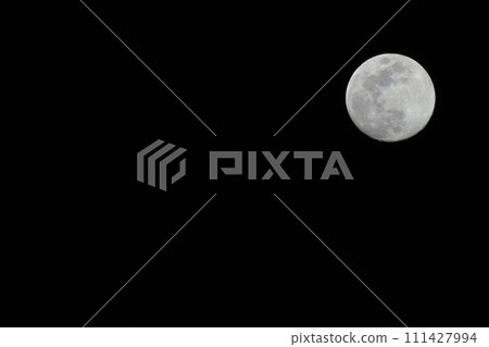 2020年新年第十三夜的月亮漂浮在夜空中 2020年新年第十三夜的月亮漂浮在夜空中 111427994