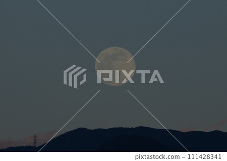 Moon phase 13.6 A small mochizuki rising in the evening sky on New Year's Day, 6th year of Reiwa 111428341