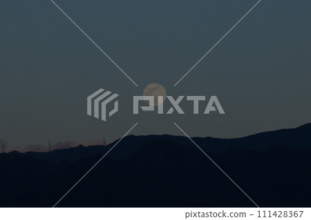 月相13.6 令和六年元旦傍晚天空升起的小望月 111428367