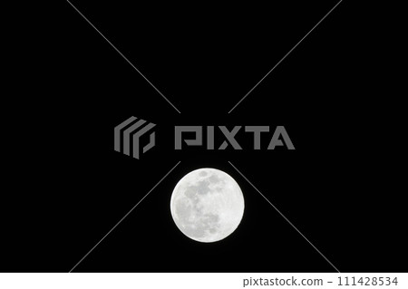 Moon age 13.6 floating in the evening sky A small mochizuki for the New Year of 2020 Moon age 13.6 floating in the evening sky A small mochizuki for the New Year of 2020 111428534