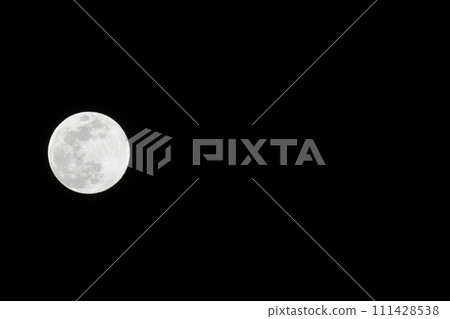 月齡13.6 漂浮在傍晚的天空 2020年新年的小望月 月齡13.6 漂浮在傍晚的天空 2020年新年的小望月 111428538