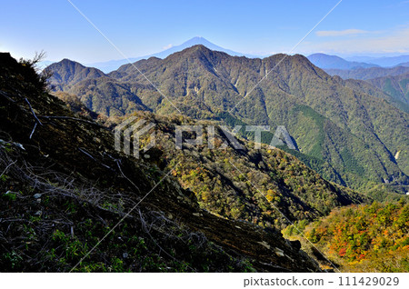 Tanzawa Mountains in autumn leaves, view of Mt. Fuji and Hidomaru overlapping from Mt. Hirugatake 111429029