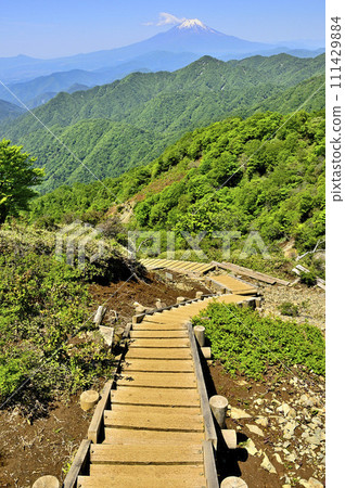 從丹澤山脈不動峰的丹澤幹流看到初夏的富士山 111429884