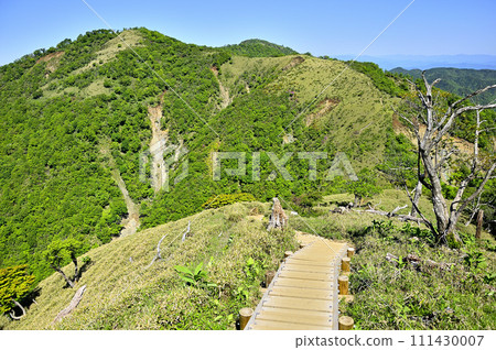 從丹澤山脈的丹澤山眺望初夏的丹澤主山脈的山脈 從丹澤山脈的丹澤山眺望初夏的丹澤主山脈的山脈 111430007
