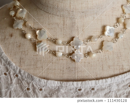 Flower-shaped shell long necklace (white pearl shell) 111430128