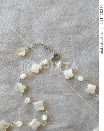 Long necklace with 4 flower-shaped shells (white pearl shell) Long necklace with 4 flower-shaped shells (white pearl shell) 111430283