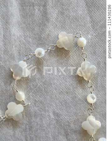 Long necklace with 4 flower-shaped shells (white pearl shell) Long necklace with 4 flower-shaped shells (white pearl shell) 111430286