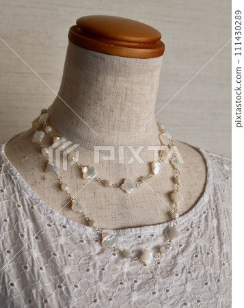 Long necklace with 4 flower-shaped shells (white pearl shell) Long necklace with 4 flower-shaped shells (white pearl shell) 111430289