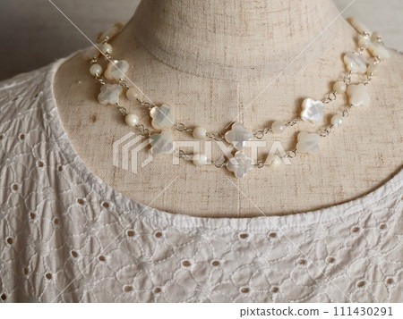 4顆花形貝殼長項鍊（白珍珠貝） 111430291