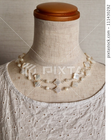 4顆花形貝殼長項鍊（白珍珠貝） 111430292