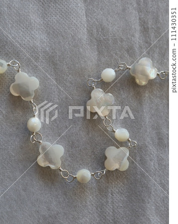 4顆花形貝殼長項鍊（白珍珠貝） 111430351