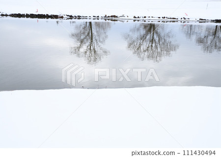 Heavy snow in the Kanto region, snowy scenery, winter patterns on the Arakawa riverbed Heavy snow in the Kanto region, snowy scenery, winter patterns on the Arakawa riverbed 111430494