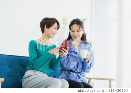 觀看智能手機的婦女 111430504