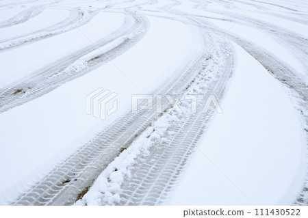 Heavy snow in the Kanto region, snowy scenery, winter patterns on the Arakawa riverbed Heavy snow in the Kanto region, snowy scenery, winter patterns on the Arakawa riverbed 111430522