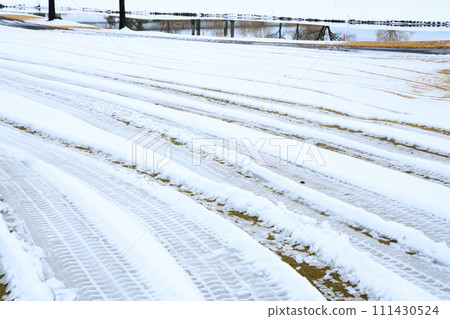 Heavy snow in the Kanto region, snowy scenery, winter patterns on the Arakawa riverbed 111430524