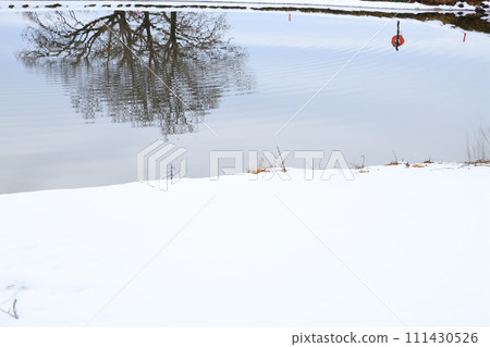 Heavy snow in the Kanto region, snowy scenery, winter patterns on the Arakawa riverbed Heavy snow in the Kanto region, snowy scenery, winter patterns on the Arakawa riverbed 111430526