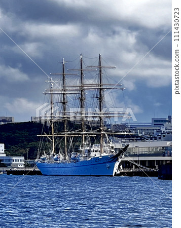 海王丸號帆船停泊在沖繩那霸郵輪碼頭 海王丸號帆船停泊在沖繩那霸郵輪碼頭 111430723