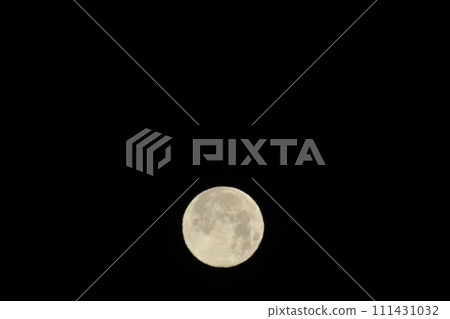 清晨的天空,月齡13.6的小月亮向西傾斜 清晨的天空,月齡13.6的小月亮向西傾斜 111431032