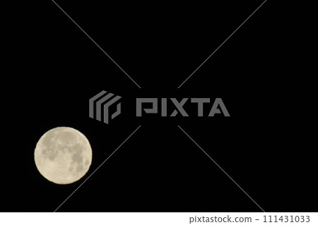 Early morning sky, a small moon with a moon age of 13.6 tilting to the west 111431033