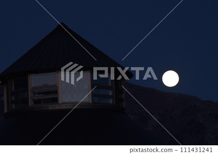 當天色漸亮時，路邊車站的三角形屋頂後方就會出現一個月齡為13.6的小年糕。 111431241